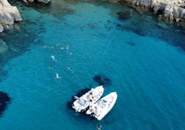 Vue des bateaux pneumatiques utilisés lors de l'excursion en bateau semi-rigide de Sant'Antioco à Golfo di Palmas avec snorkeling avec Blue Wave Sant'Antioco.