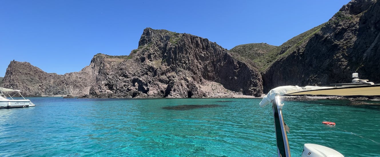 Parada en una cala durante la excursión en barco semirrígido de Sant'Antioco a Golfo di Palmas con esnórquel con Blue Wave Sant'Antioco.