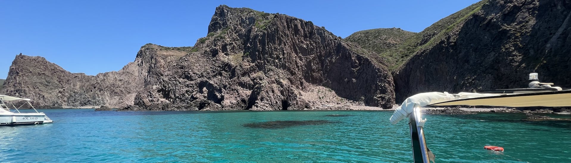 Arrêt dans une crique pendant l'excursion en bateau semi-rigide de Sant'Antioco à Golfo di Palmas avec snorkeling avec Blue Wave Sant'Antioco.