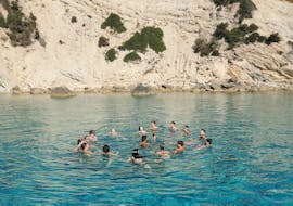 Des personnes se baignent pendant l'excursion en bateau semi-rigide privé autour de l'île de Sant'Antioco avec snorkeling avec Blue Wave Sant'Antioco.