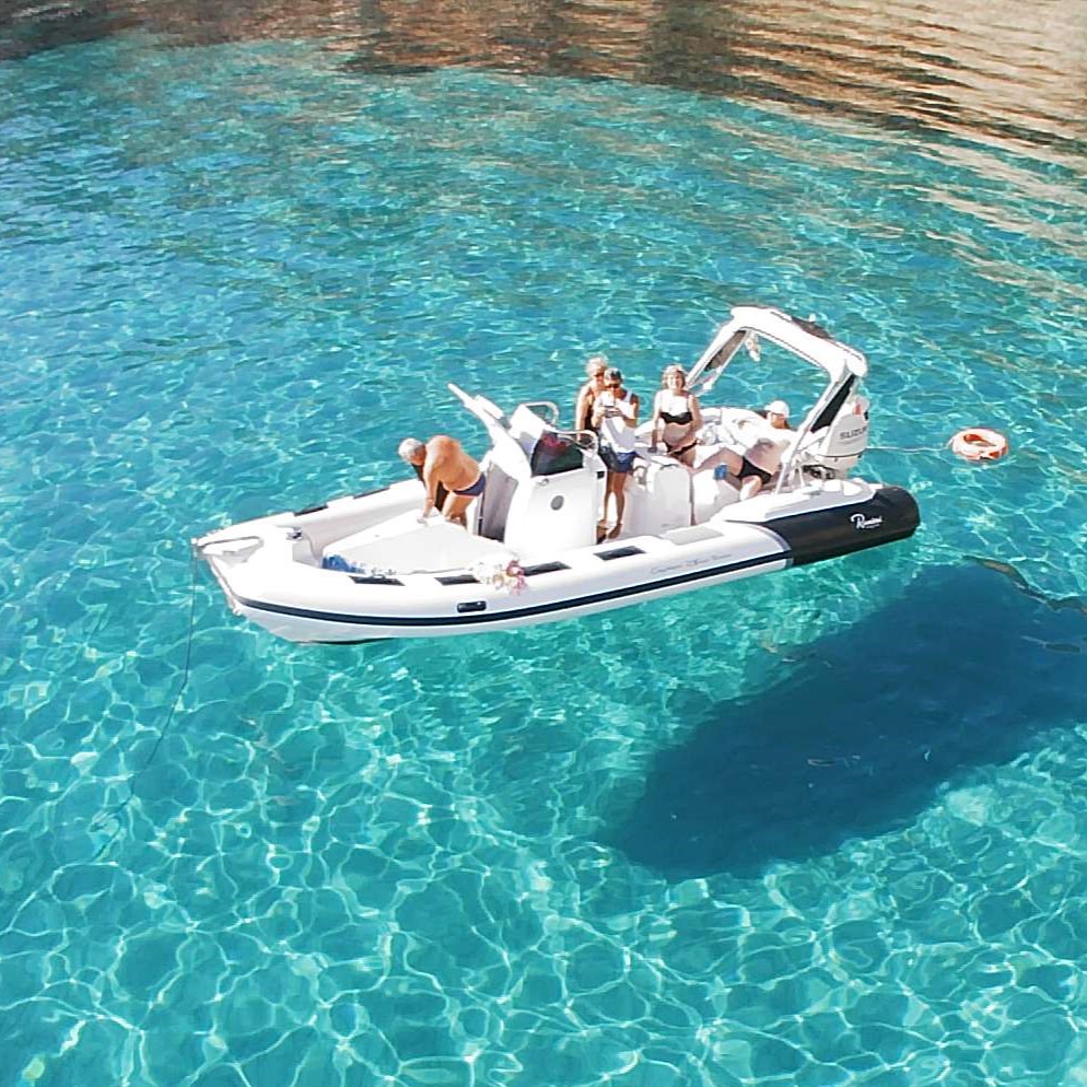 Vue du bateau utilisé lors de l'excursion en bateau semi-rigide privé de Sant'Antioco à Golfo di Palmas avec snorkeling avec Blue Wave Sant'Antioco.