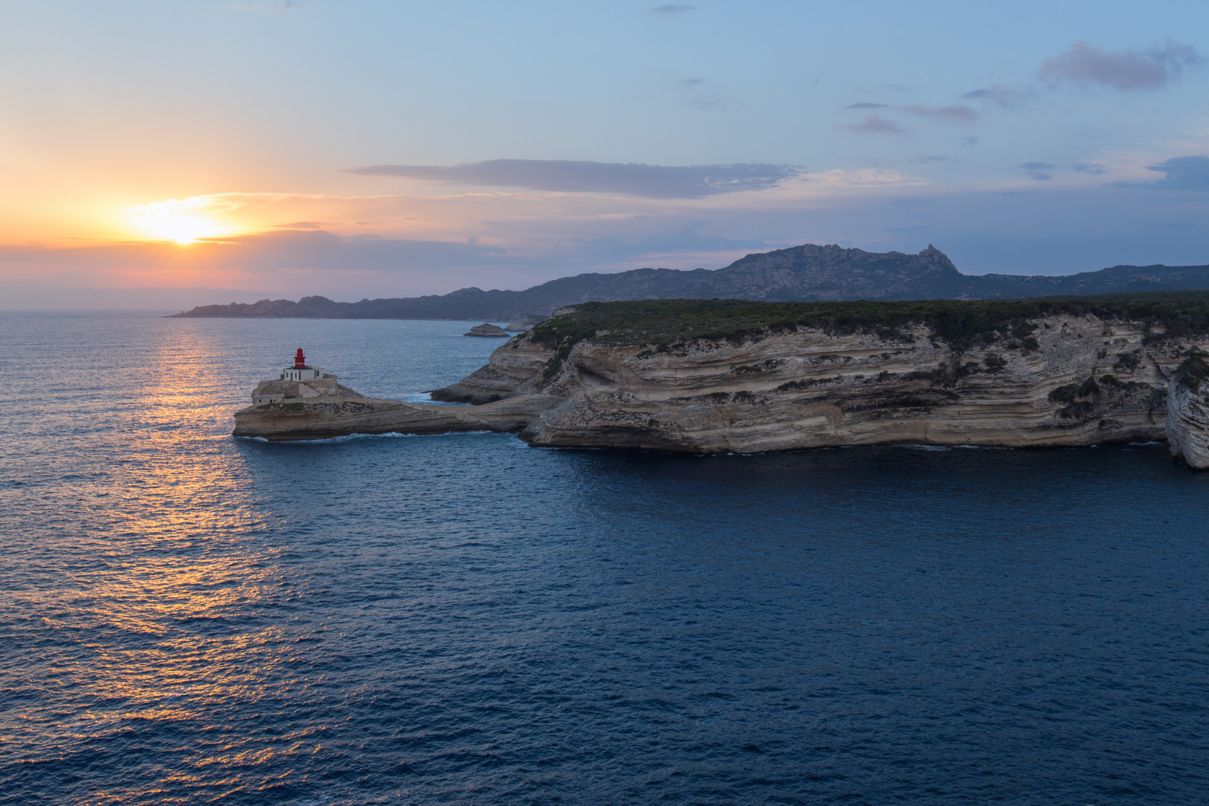 View of the Corsican coast during the boat trip from Ajaccio and Porticcio to Bonifacio with Nave Va Promenades en mer.