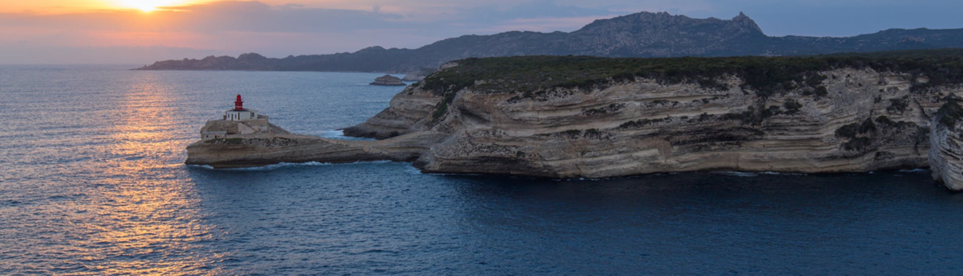 View of the Corsican coast during the boat trip from Ajaccio and Porticcio to Bonifacio with Nave Va Promenades en mer.