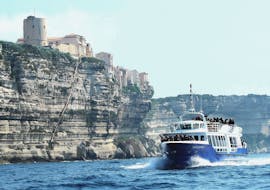 Bateau de Nave Va Promenades en Mer lors de l'excursion d'Ajaccio et Porticcio à Bonifacio avec Nave Va Promenades en Mer.