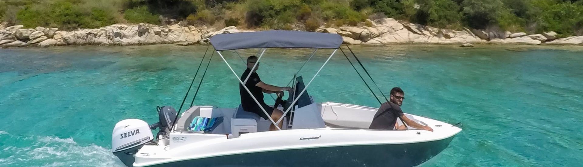 Leute fahren herum mit einem Boot des Bootsverleihs in Ormos Panagias (bis zu 7 Personen) ohne Führerschein mit Luxury Sport Cruise Halkidiki.
