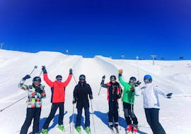 Een uniek moment op de piste tijdens skilessen voor volwassenen met de Zwitserse skischool van Crans-Montana.