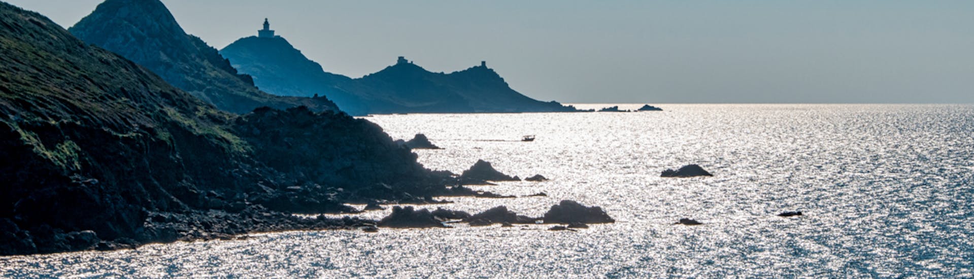 Vue de l'île de Mezumare lors de l'excursion en bateau d'Ajaccio et Porticcio vers les îles Sanguinaires.