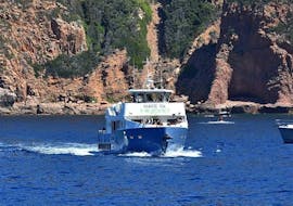 Gita in barca da Porticcio a Isole Sanguinarie  e bagno in mare con Nave Va Promenades en Mer Corse.
