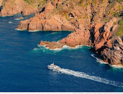 Paseo en barco de Porticcio a Girolata  & visita guiada con Nave Va Promenades en Mer Corse.