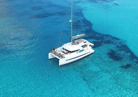 Paseo privado de todo el día en catamarán navegando desde Ibiza hasta Formentera con Esnórquel with Goa Catamaran.