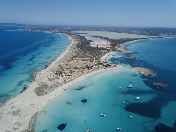 Viste di un viaggio in catamarano privato da Ibiza a Formentera con snorkeling con Goa Catamaran.
