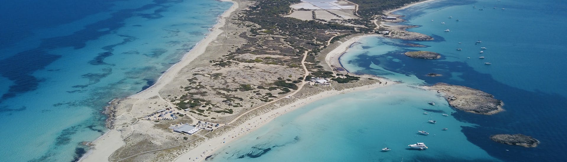 Ausblicke von einer Private Ganztägigen Katamarantour von Ibiza nach Formentera mit Schnorcheln mit Goa Catamaran Ibiza.