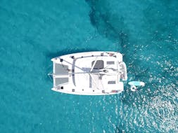 Eine Private Ganztägige Katamarantour von San Antonio nach Cala Bassa & Cala Comte mit Goa Catamaran Ibiza.