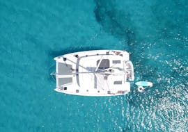 Eine Private Ganztägige Katamarantour von San Antonio nach Cala Bassa & Cala Comte mit Goa Catamaran Ibiza.