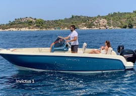 Le bateau Invictus 1 pendant la Balade privée en bateau au Lagon bleu avec Baignade - Journée avec Luxury Sport Cruise Halkidiki.