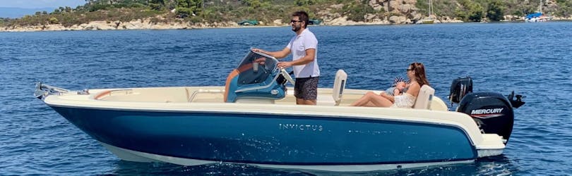 Le bateau Invictus 1 pendant la Balade privée en bateau au Lagon bleu avec Baignade - Journée avec Luxury Sport Cruise Halkidiki.