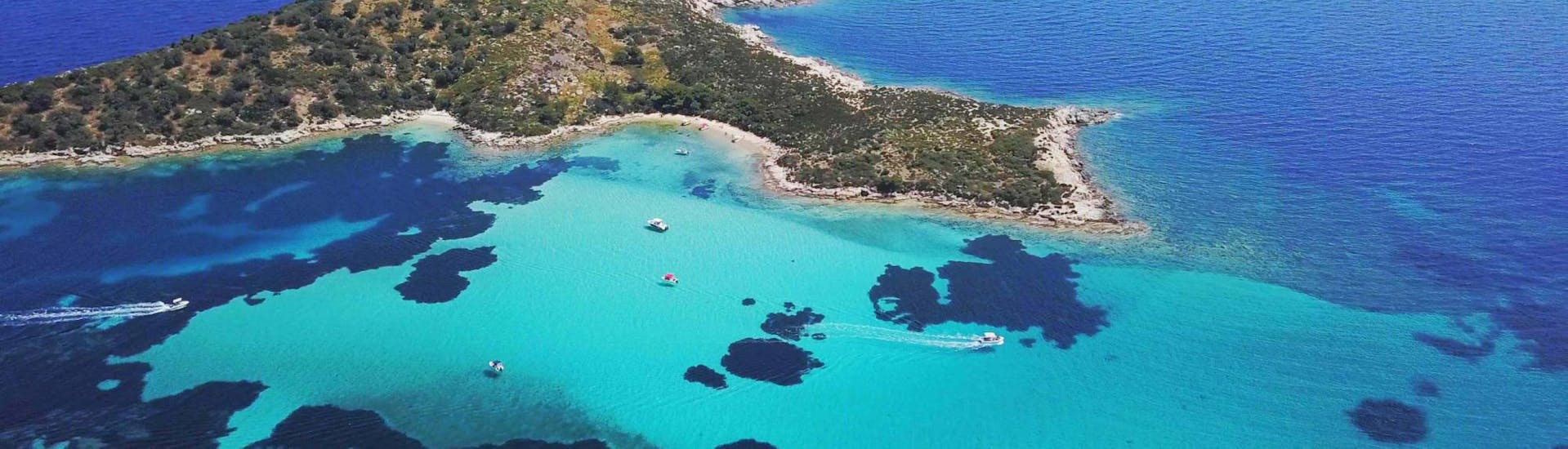 Vue du lagon bleu visité pendant la Balade privée en bateau au Lagon bleu avec Baignade - Journée avec Luxury Sport Cruise Halkidiki.