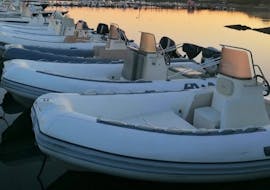 I gommoni di Summer Service Boat Rental visti dal pontile prima del Noleggio gommoni a Porto Rotondo con Summer Service Boat Rental.