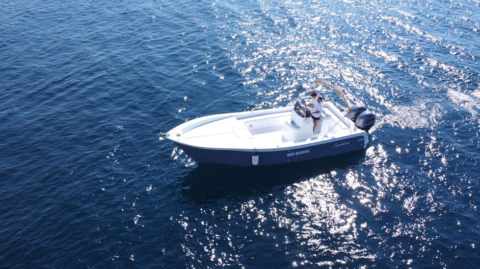 La barca Sunshine usata durante la Gita in barca da Trapani con visita a Favignana e soste per nuotare con Aegates Rent Boat Marettimo.