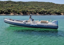 Il gommone di Summer Service Boat Rental durante il Noleggio gommoni a Porto Rotondo con patente con Summer Service Boat Rental.