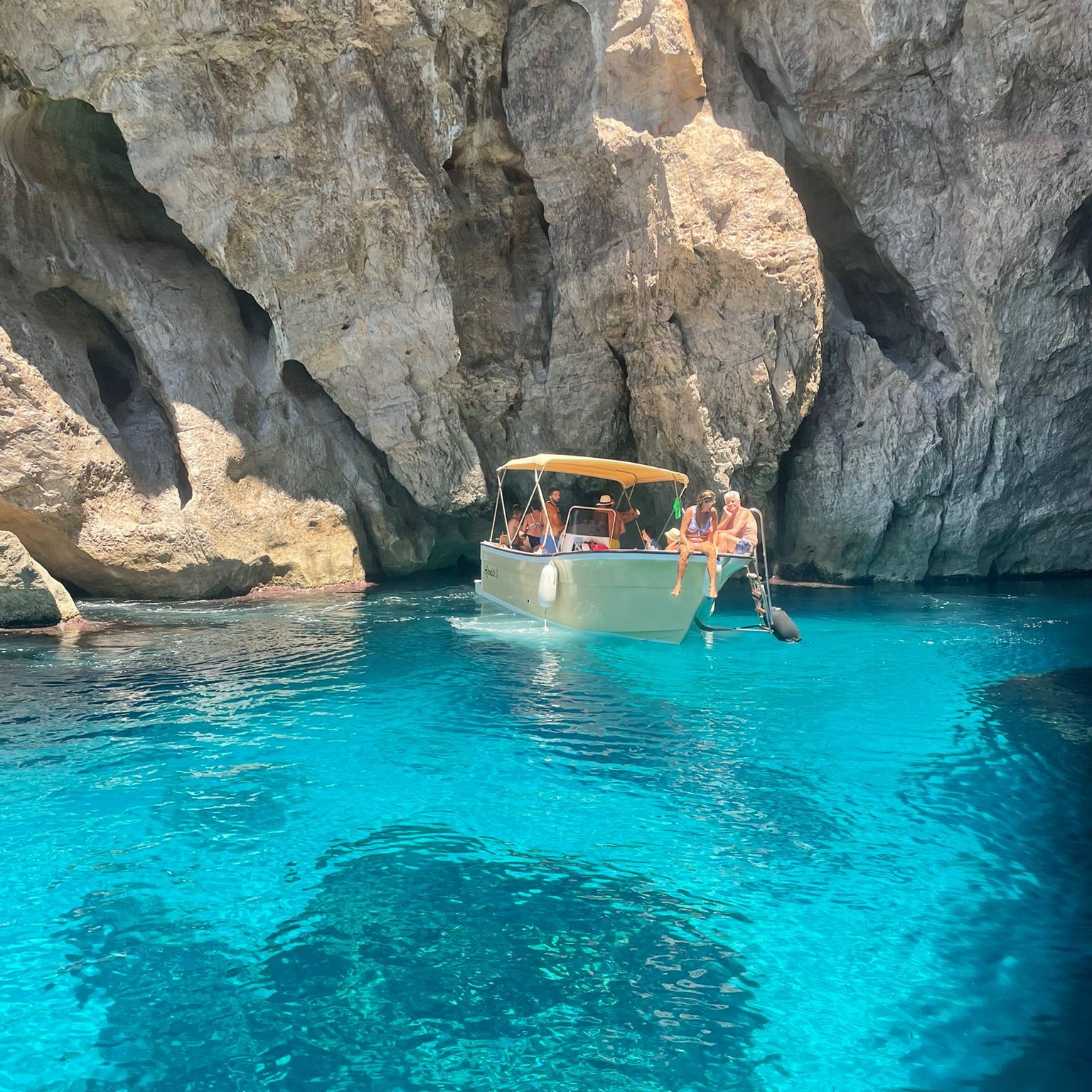 Une des grottes que l'on visite pendant la Balade en bateau aux 8 grottes de Marettimo avec Baignade avec Aegates Rent Boat Marettimo.