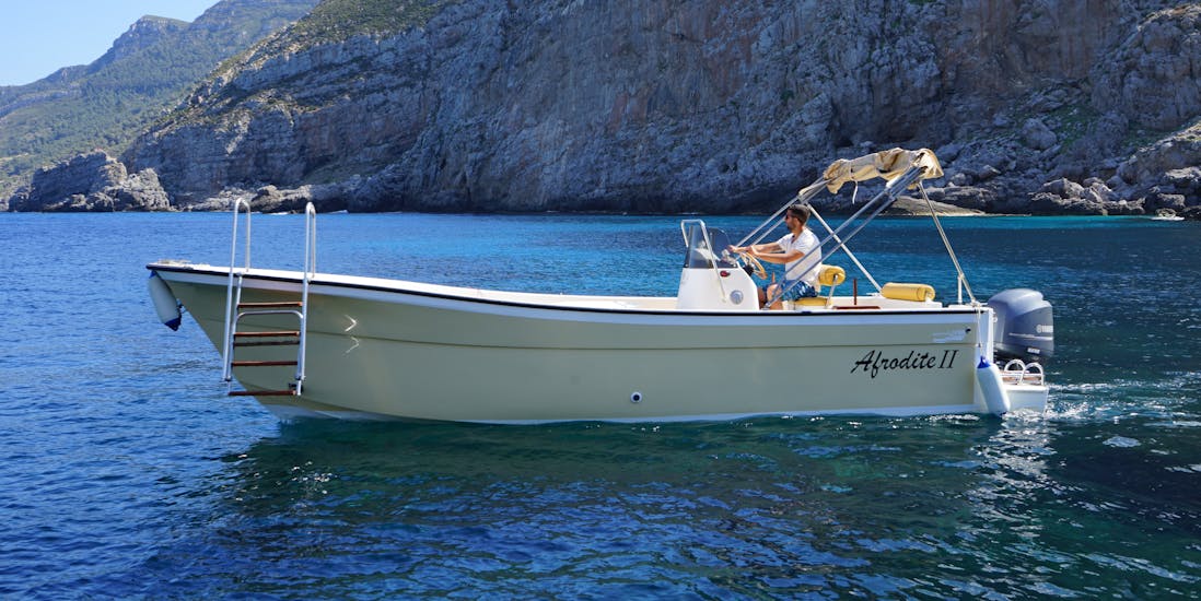 La barca Afrodite usata durante il Giro in barca da Marettimo alle 8 grotte con soste per nuotare con Aegates Rent Boat Marettimo.