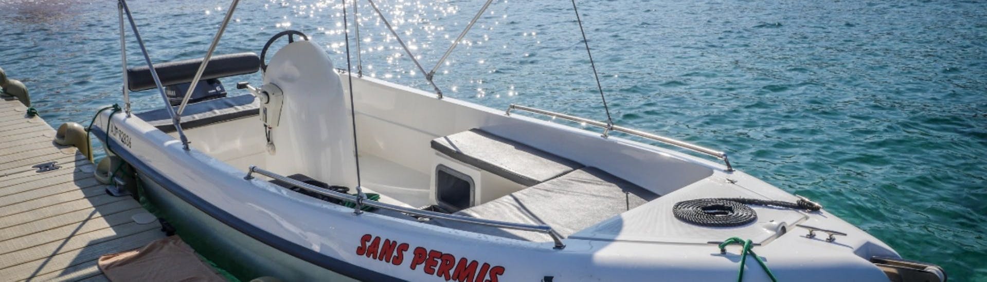 Le bateau que vous pouvez louer lors de la Location de bateau à Cargèse (jusqu'à 4 personnes) sans Permis avec Nautic Evasion Cargèse.
