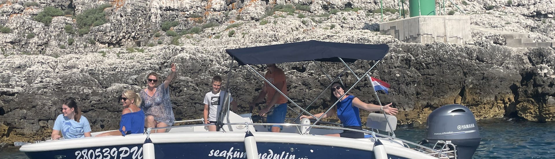 Foto einer Gruppe, die ihren Bootsverleih in Banjole (bis zu 8 Personen) mit Seafun Medulin genießt.