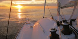 Catamaran tocht bij zonsondergang van Cala Jondal naar Atlantis & Es Vedrà met Goa Catamaran Ibiza.