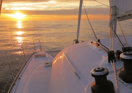 Private Katamarantour bei Sonnenuntergang von Cala Jondal nach Es Vedrà mit Goa Catamaran Ibiza.