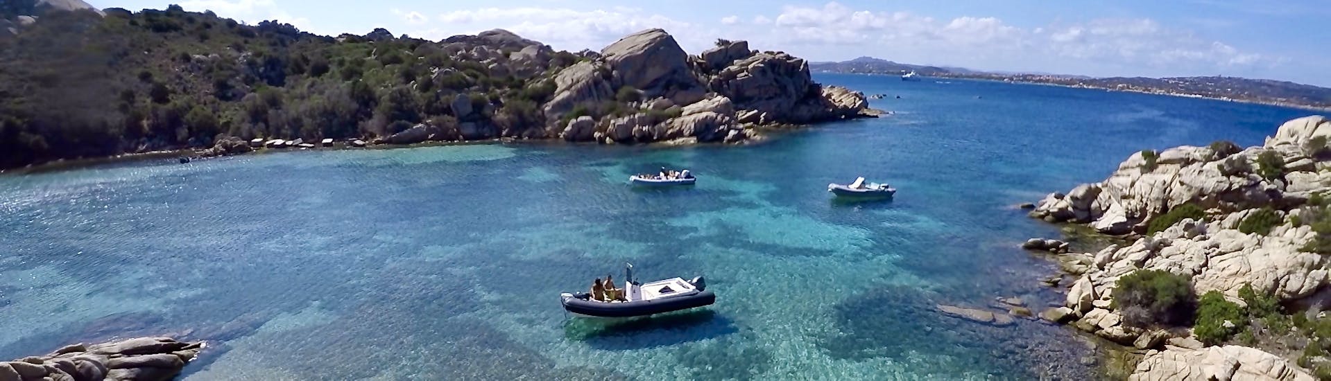 Un de nos bateaux pneumatiques navigue dans les eaux émeraude de l'archipel de La Maddalena lors d'une location de bateau pneumatique sans permis à Cannigione et Baja Sardinia (jusqu'à 6 personnes).