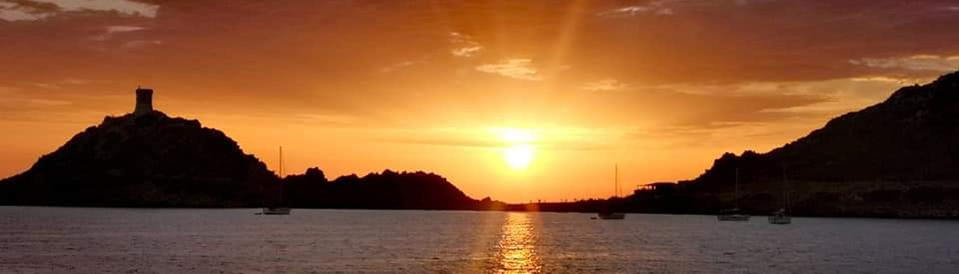 Vue du coucher de soleil dans les îles Sanguinaires pendant l'excursion en bateau d'Ajaccio aux îles Sanguinaires avec apéritif.