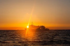 Vue du coucher de soleil dans les îles Sanguinaires pendant l'excursion en bateau d'Ajaccio aux îles Sanguinaires avec apéritif avec Nave Va Promenade en Mer.