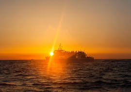 Vue du coucher de soleil dans les îles Sanguinaires pendant l'excursion en bateau d'Ajaccio aux îles Sanguinaires avec apéritif avec Nave Va Promenade en Mer.