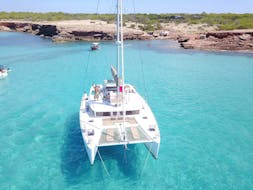 Une Balade privée en catamaran ayant lieu de Cala Jondal à Atlantis & Es Vedrà avec Snorkeling avec Goa Catamaran Ibiza