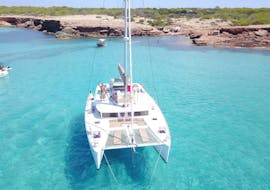 Eine Private Katamarantour navigiert von Cala Jondal nach Atlantis & Es Vedrà mit Schnorcheln mit Goa Catamaran Ibiza.