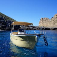El barco Afrodite utilizado para la Excursión Privada en Barco desde Marettimo a las 8 Cuevas con Paradas para Nadar con Aegates Rent Boat Marettimo.