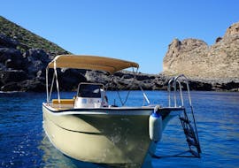 De boot Afrodite gebruikt voor de Privé Boottocht van Marettimo naar de 8 Grotten met Zwemstops met Aegates Rent Boat Marettimo.