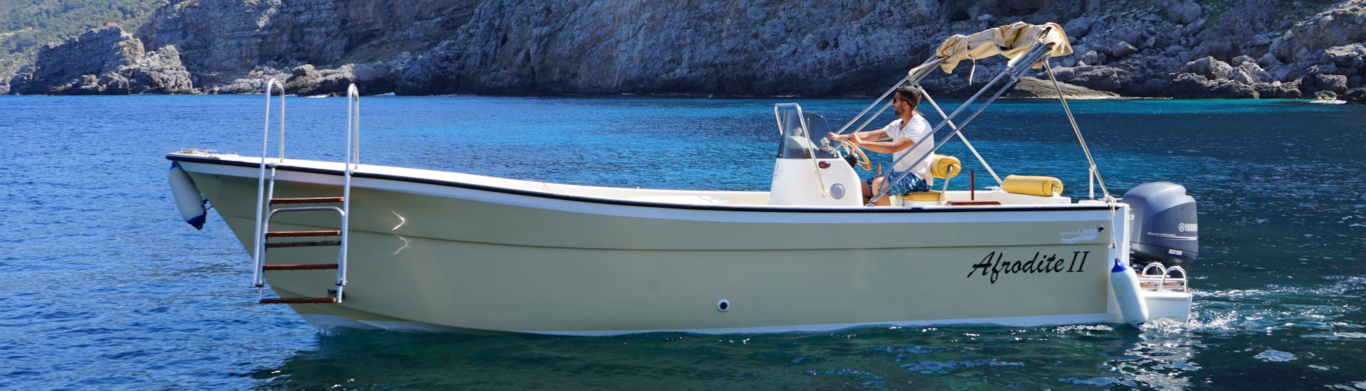 De boot Afrodite gebruikt voor de Privé Boottocht van Marettimo naar de 8 Grotten met Zwemstops met Aegates Rent Boat Marettimo.