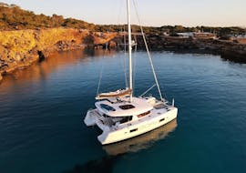 Un barco navegando en un paseo privado en catamarán desde San Antonio hasta Cala Salada con esnórquel con Goa Catamaran Ibiza.