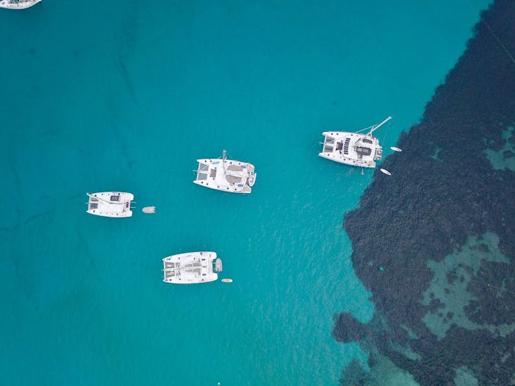 Blick von der Private Ganztägige Katamarantour nach Cala Salada mit Schnorcheln mit Goa Catamaran Ibiza.