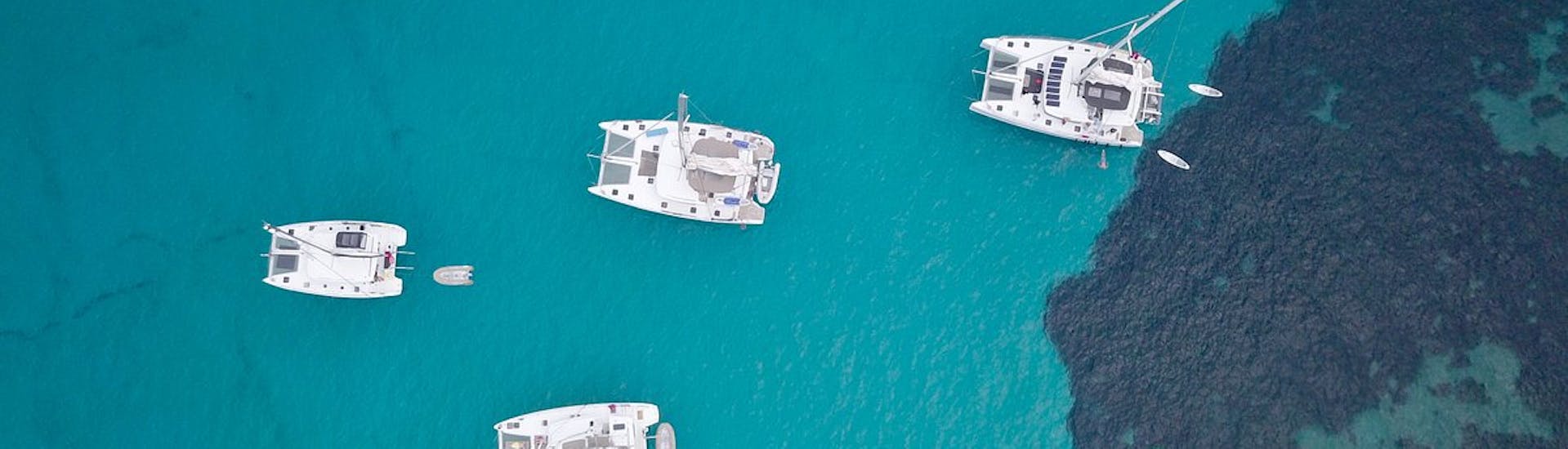 Vista aérea de un paseo privado en catamarán desde San Antonio hasta Cala Salada con esnórquel con Goa Catamaran Ibiza.