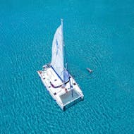 Le catamaran utilisé pour l'Excursion en catamaran autour de Milos et à Poliegos avec Snorkeling avec Trinity Yachting Milos.
