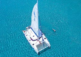 Il catamarano usato durante la Gita in catamarano a Milos e Poliegos con snorkeling con Trinity Yachting Milos.