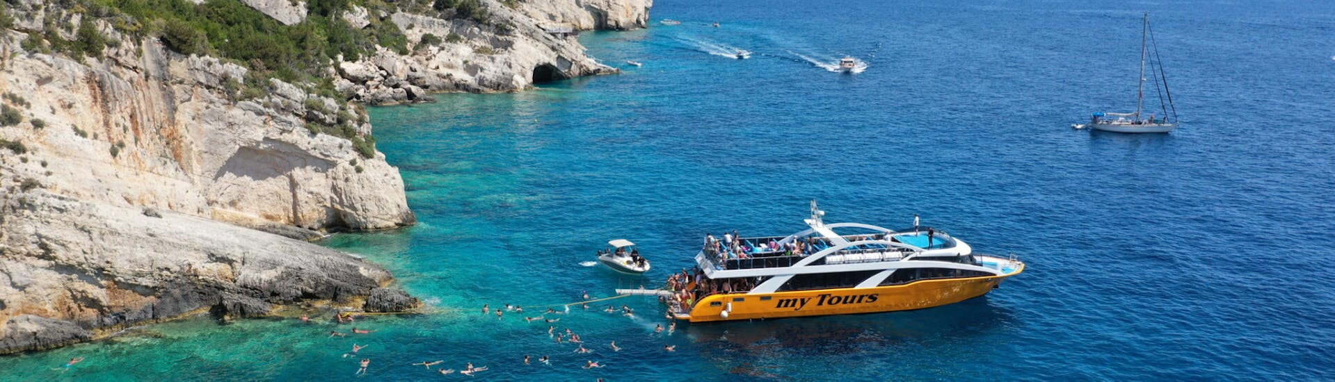 Ein Schwimmstopp an der Küste von Zakynthos den My Tours während der Bootstour zum Navagio Shipwreck Beach und den Blauen Grotten einlegt.