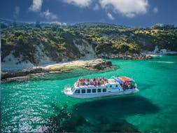 La barca con fondo di vetro di My Tours va a Marathonisi-Island e alle Grotte di Keri.
