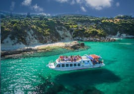 La barca con fondo di vetro di My Tours va a Marathonisi-Island e alle Grotte di Keri.
