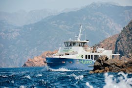Gita in barca da Porto (Corsica) a Girolata  e visita turistica con Nave Va Promenades en Mer Corse.