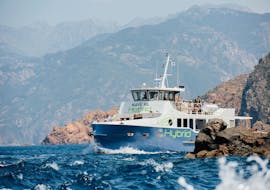 Bootstour von Porto (Korsika) - Girolata  & Sightseeing mit Nave Va Promenades en Mer Corse.