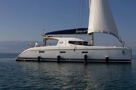 Balade matinale d'une demi-journée en catamaran autour de Milos avec snorkeling et déjeuner avec Trinity Yachting Milos.